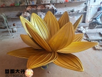 长大雕塑刚制作完成的不锈钢莲花雕塑